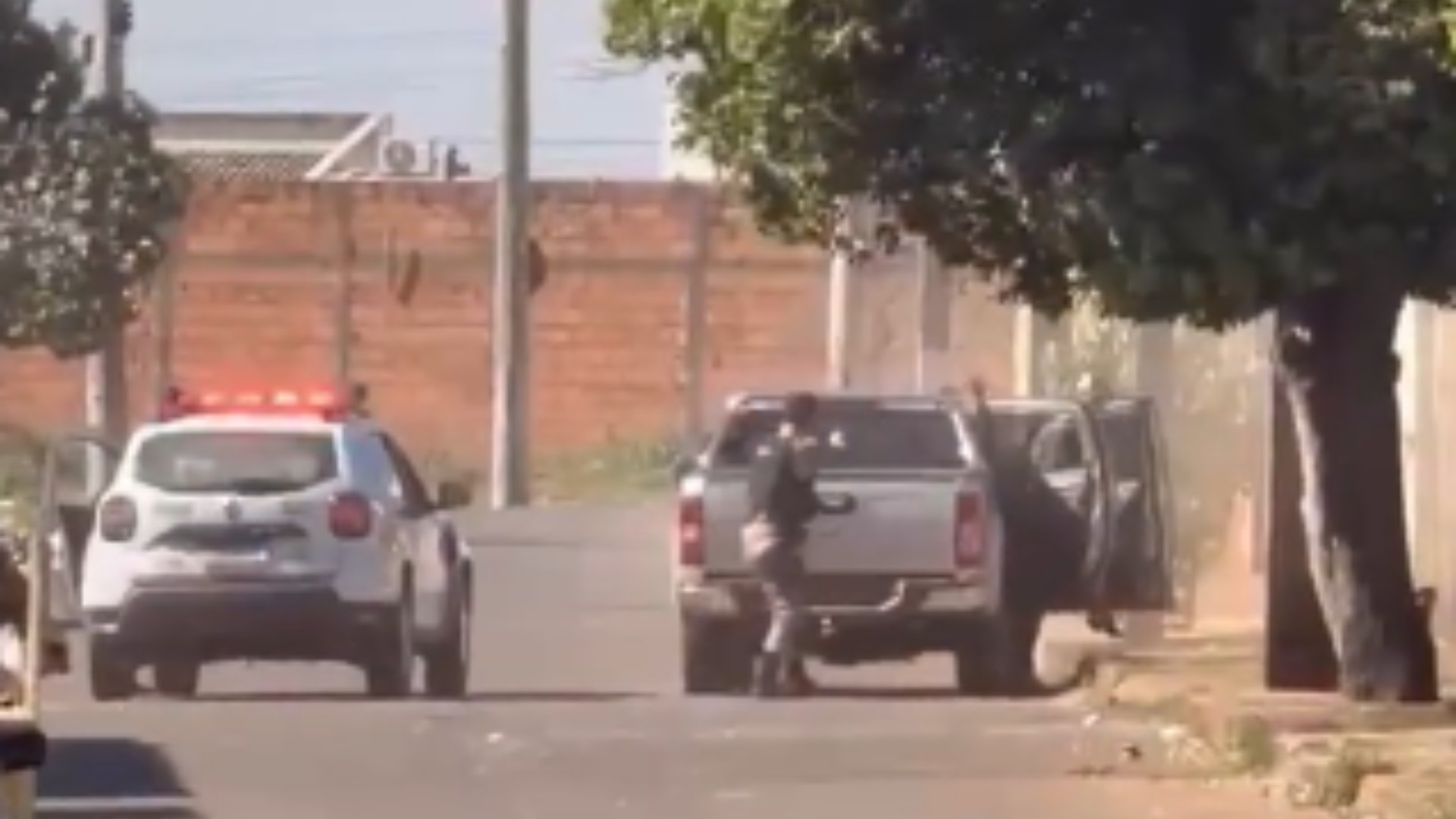 VÍDEO: Trio esfaqueia homem durante roubo de caminhonete e é preso após perseguição em MG