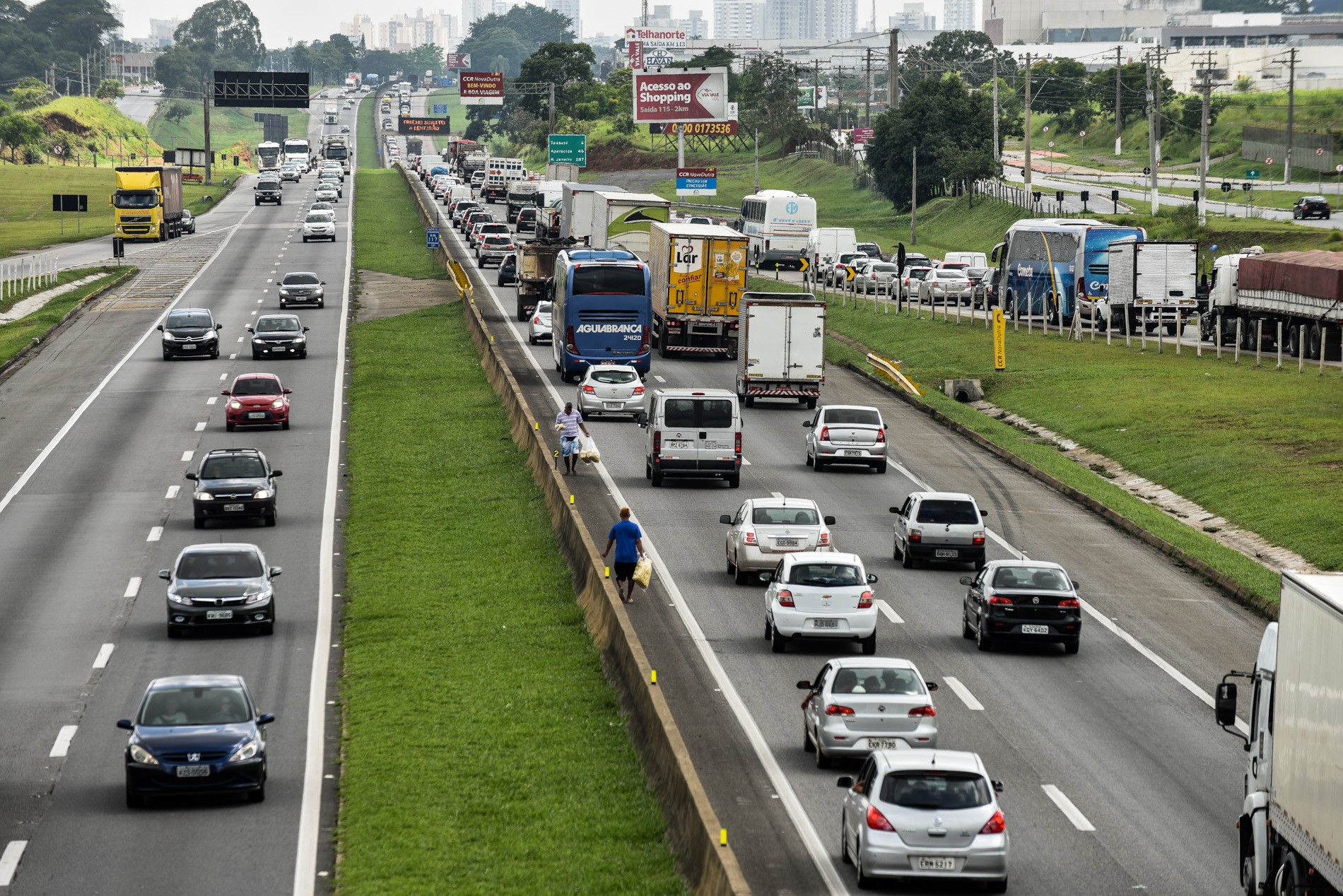 Confira os horários de pico nas rodovias do Vale do Paraíba e Litoral Norte na saída para o feriado de Natal