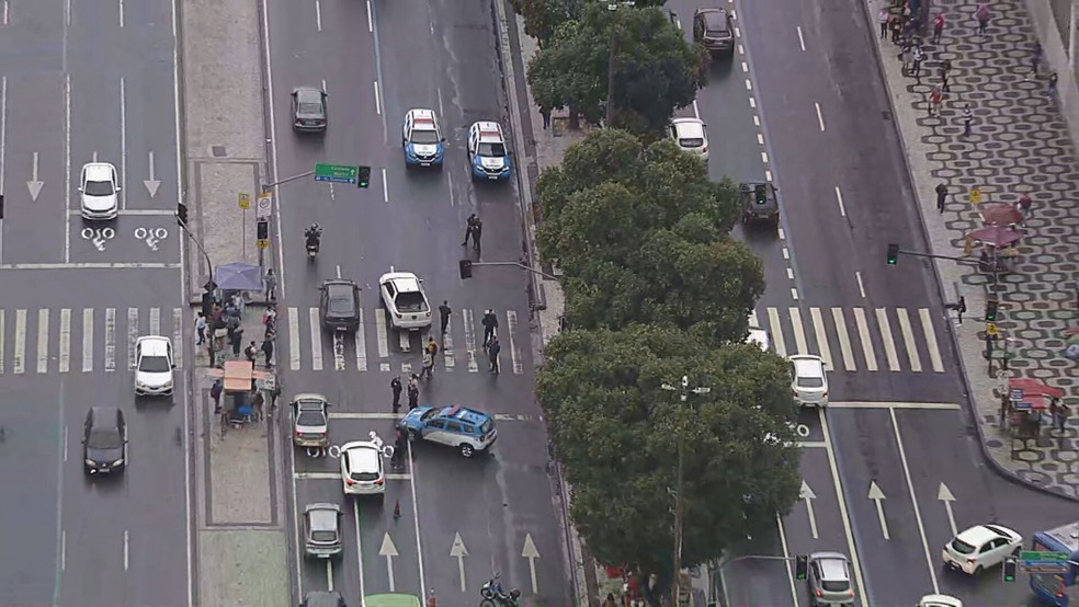 Acidente aconteceu na pista central da Avenida Presidente Vargas — Foto: Reprodução/TV Globo