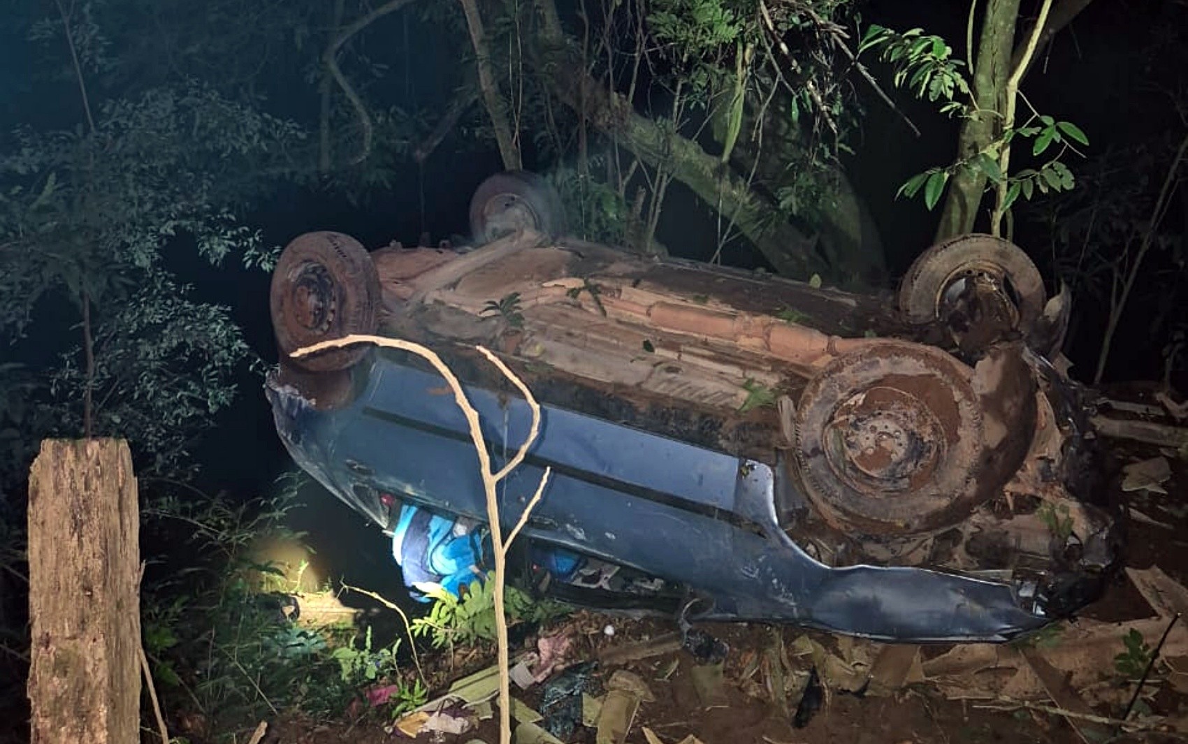 Três crianças e duas mulheres ficam feridas após carro capotar na MG-179