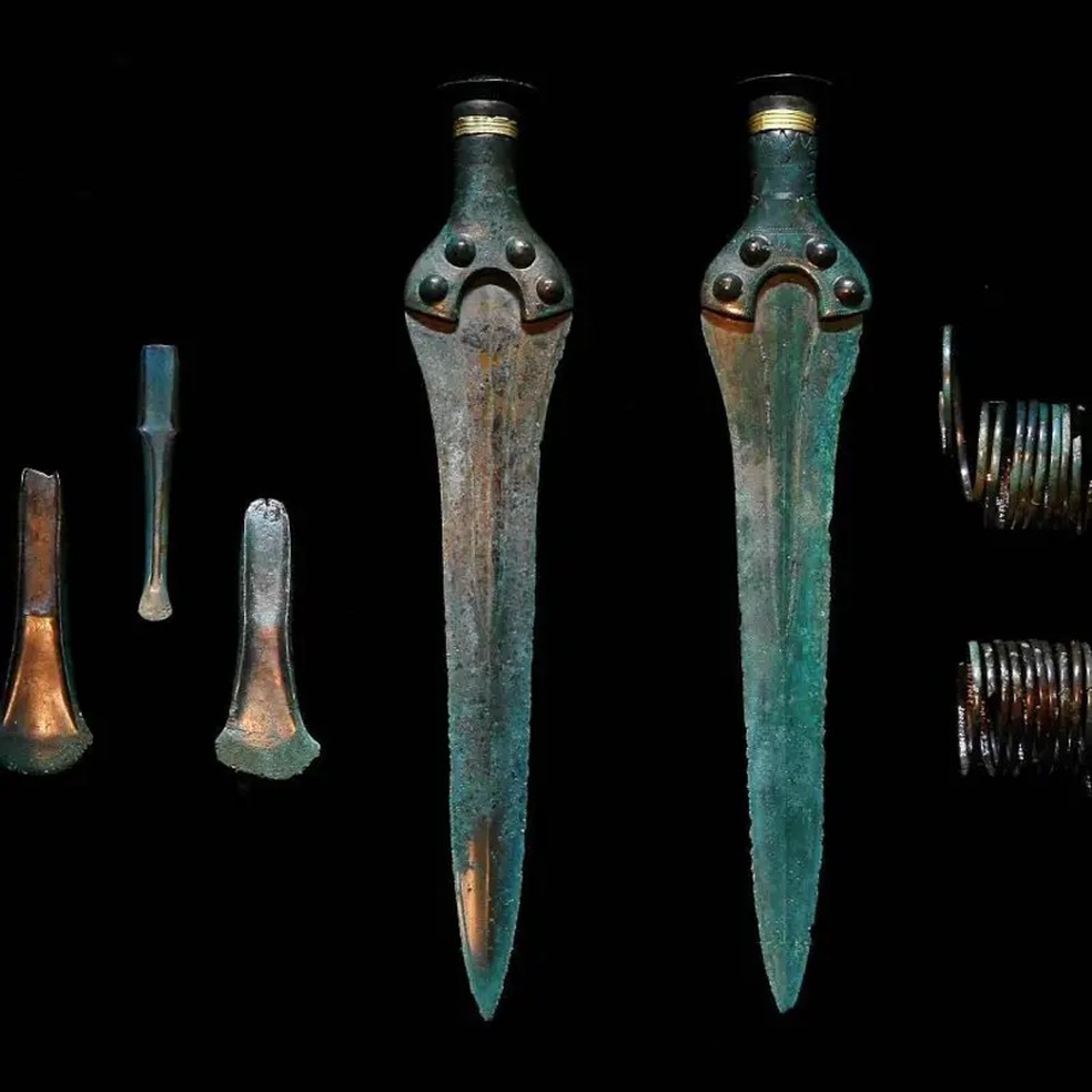 Junto com o disco, foram encontradas espadas, machados, um cinzel e molas. Como o disco de Nebra é único, estas peças foram usadas na sua datação — Foto: GETTY IMAGES via BBC