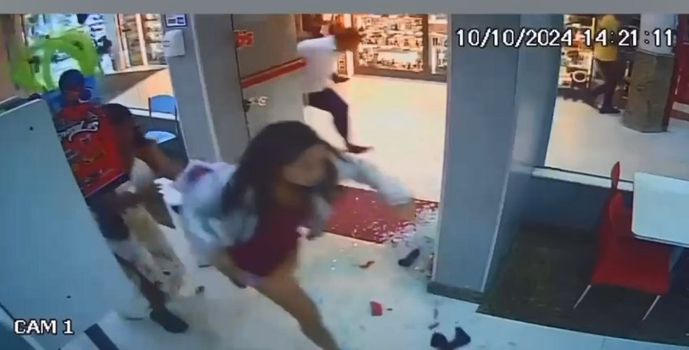 Pessoas saem correndo após homem armado começar a atirar dentro de shopping em Guarapari, Espírito Santo — Foto: Reprodução/Redes sociais
