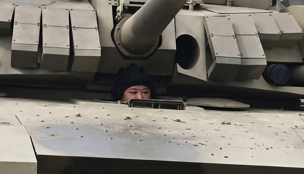 Kim Jong-un em novo tanque de guerra da Coreia do Norte — Foto: KCNA via Reuters