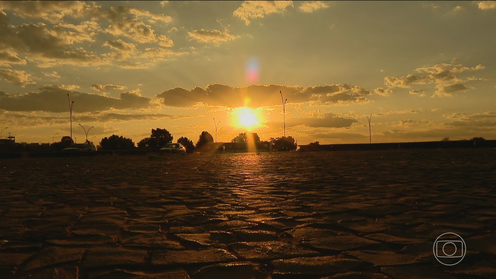 Cidades pelo país estiveram expostas ao calor extremo. — Foto: Jornal Nacional/ Reprodução