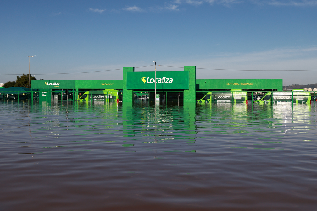 6 de maio - Loja de locadora de automóveis foi tomada pela água perto do Aeroporto Salgado Filho, em Porto Alegre — Foto: Diego Vara/Reuters