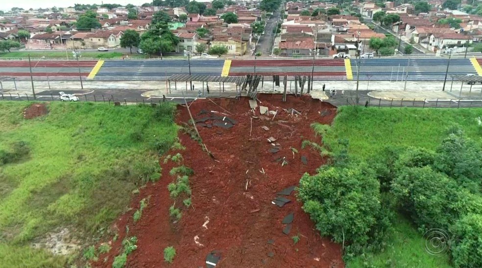 4 de 5
Cratera 'engole' poste e parte do camarote do Samb&oacute;dromo de Bauru (SP) &mdash; Foto: Reprodu&ccedil;&atilde;o/TV TEM