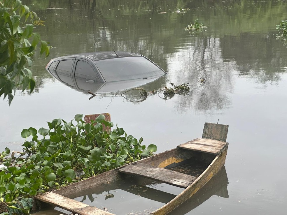 Carro é arrastado para dentro de rio durante fortes chuvas em Mossoró — Foto: Reprodução
