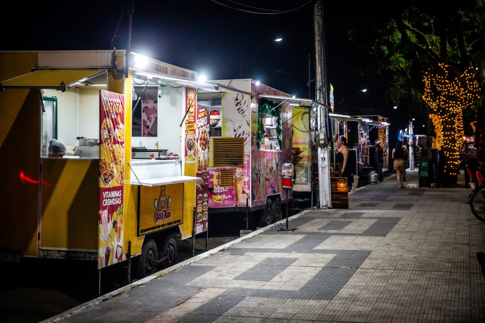 Barracas, quiosques e food trucks atraem moradores e movimentam a economia local. — Foto: Ismael Soares/SVM