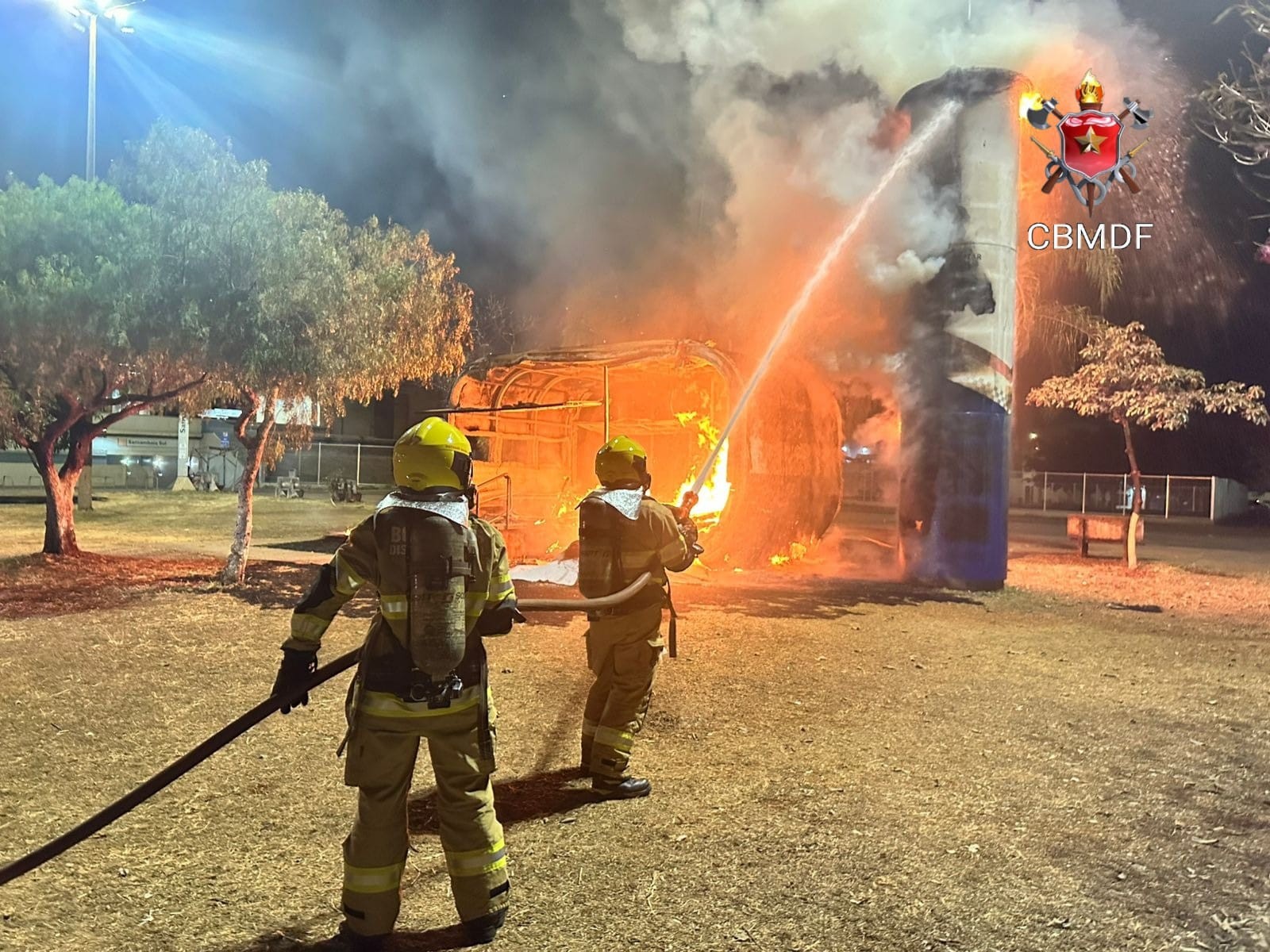 Posto policial é destruído por incêndio criminoso em Samambaia; suspeitos fugiram