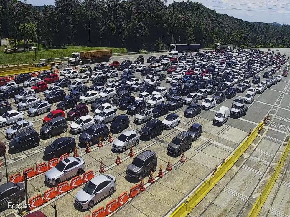 Carnaval com filas quilométricas e congestionamento nas rodovias que ligam SP ao litoral | G1