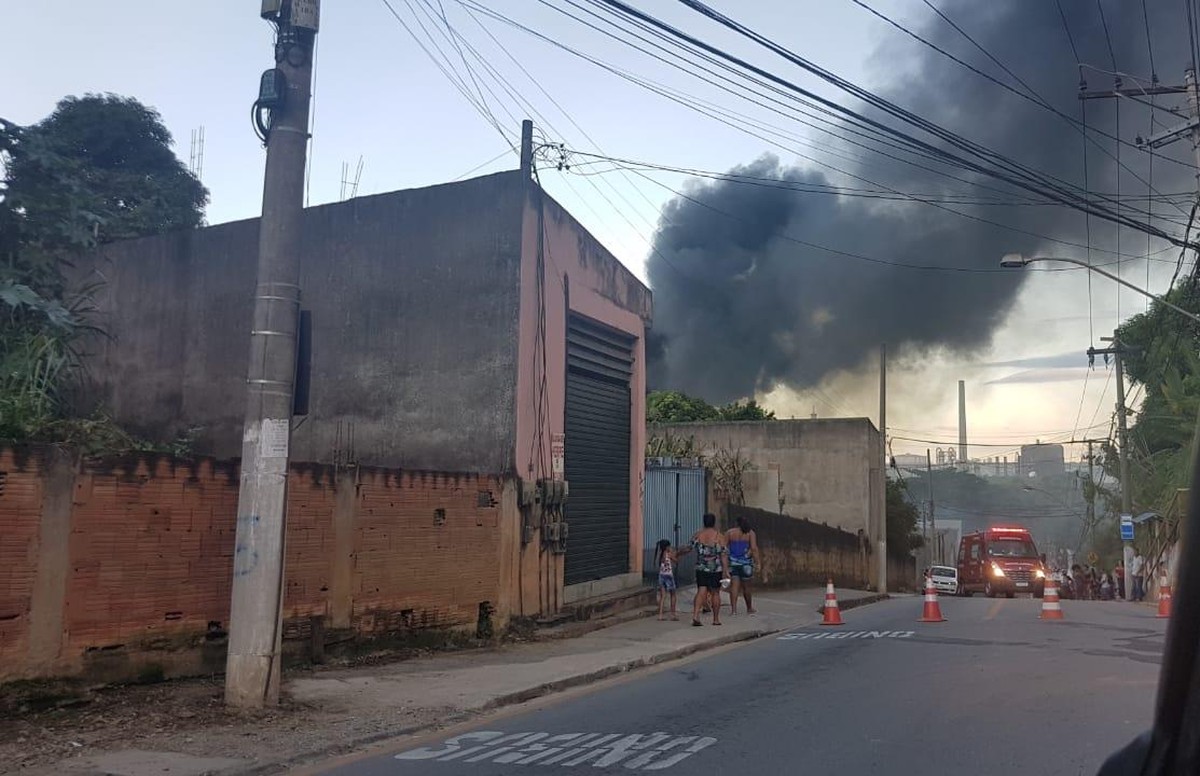 Galpão pega fogo em Volta Redonda | Sul do Rio e Costa Verde | G1