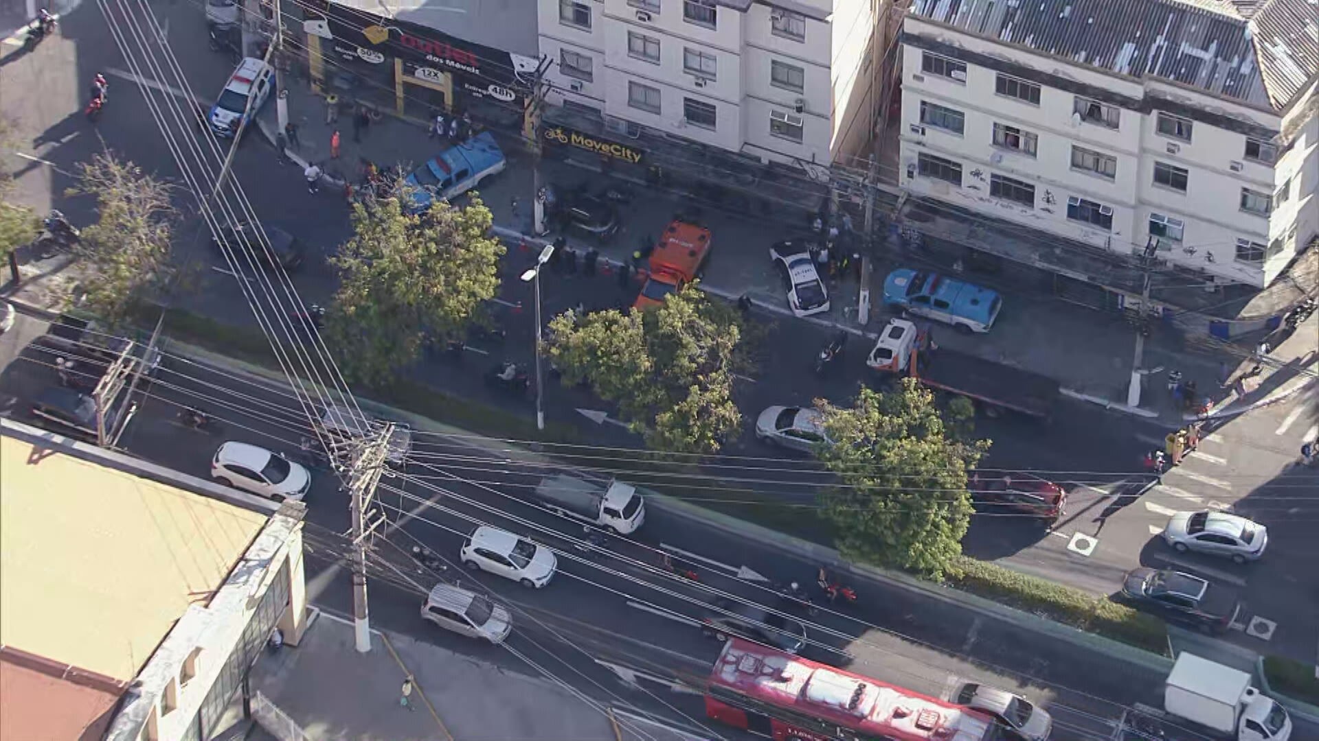 Perseguição policial termina com dois mortos e três feridos em Niterói; fuzis e drogas são apreendidos