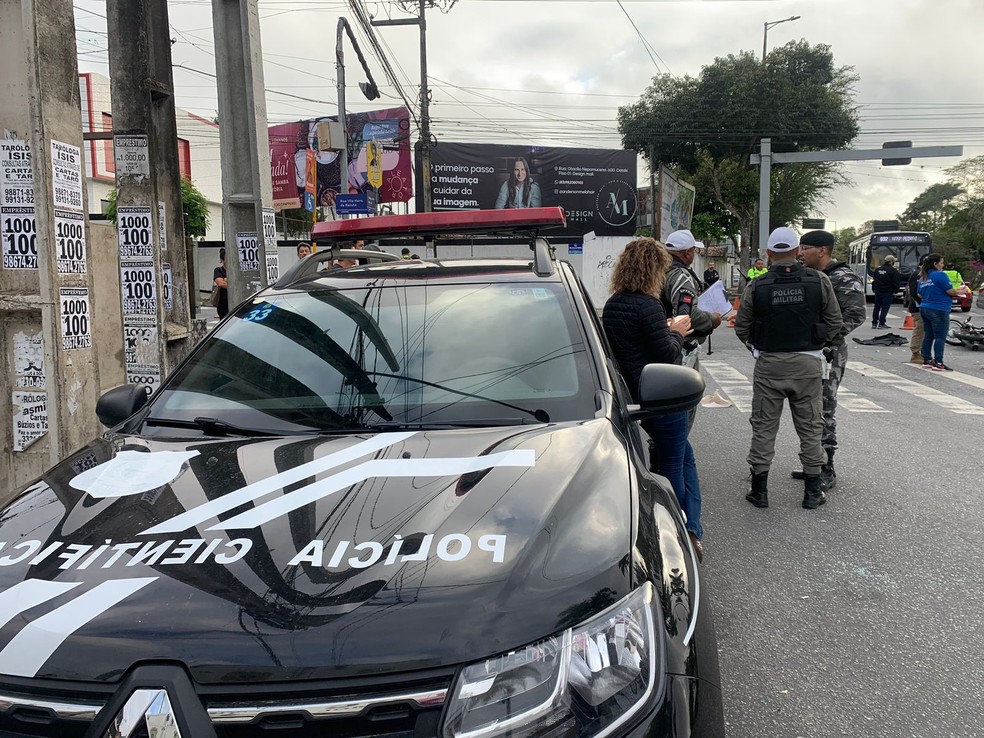 Duas mulheres morrem em acidente entre carro e moto às margens do Açude  Velho, em Campina Grande — Foto: Amy Nascimento/TV Paraíba