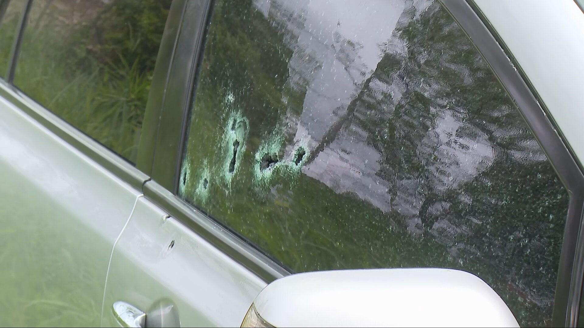 Homem atira em carro e deixa uma pessoa morta e outras três feridas na Grande BH