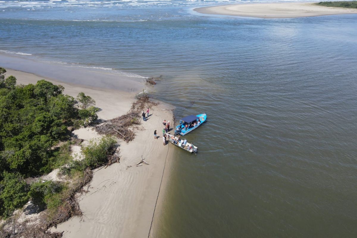 Obra emergencial com barreira de 260 metros entra na fase final para conter avanço do mar no litoral de SP