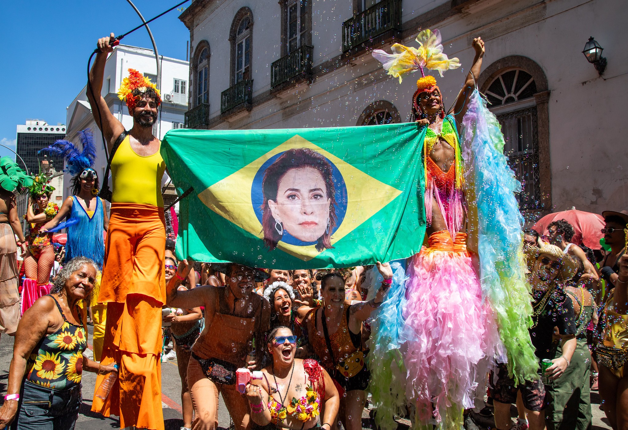 Foliões cariocas comemoram prêmio do Oscar de 'Ainda Estou Aqui' em clima de copa; VÍDEO