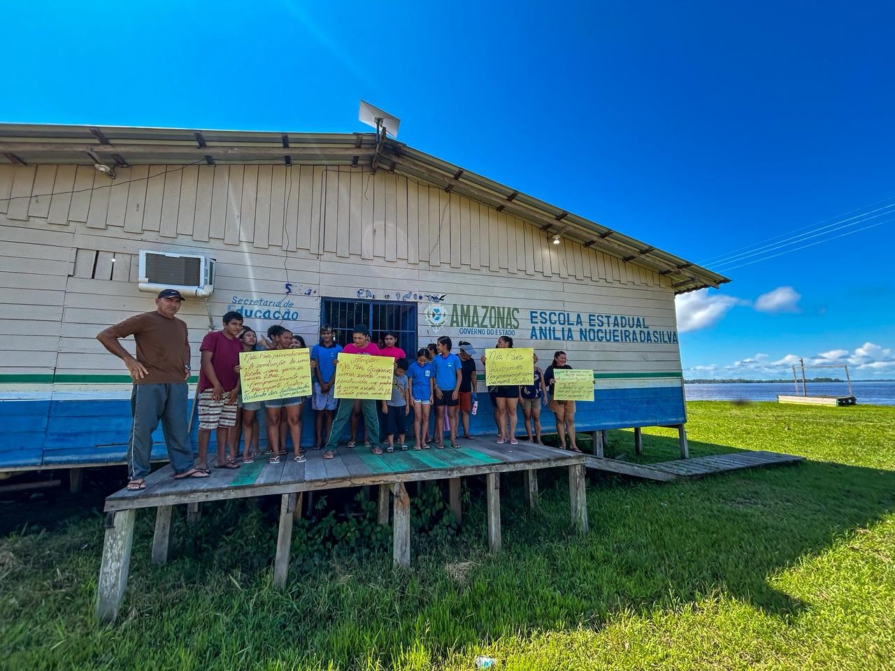 Sem transporte escolar, alunos perdem aula e comunidade protesta em Itacoatiara