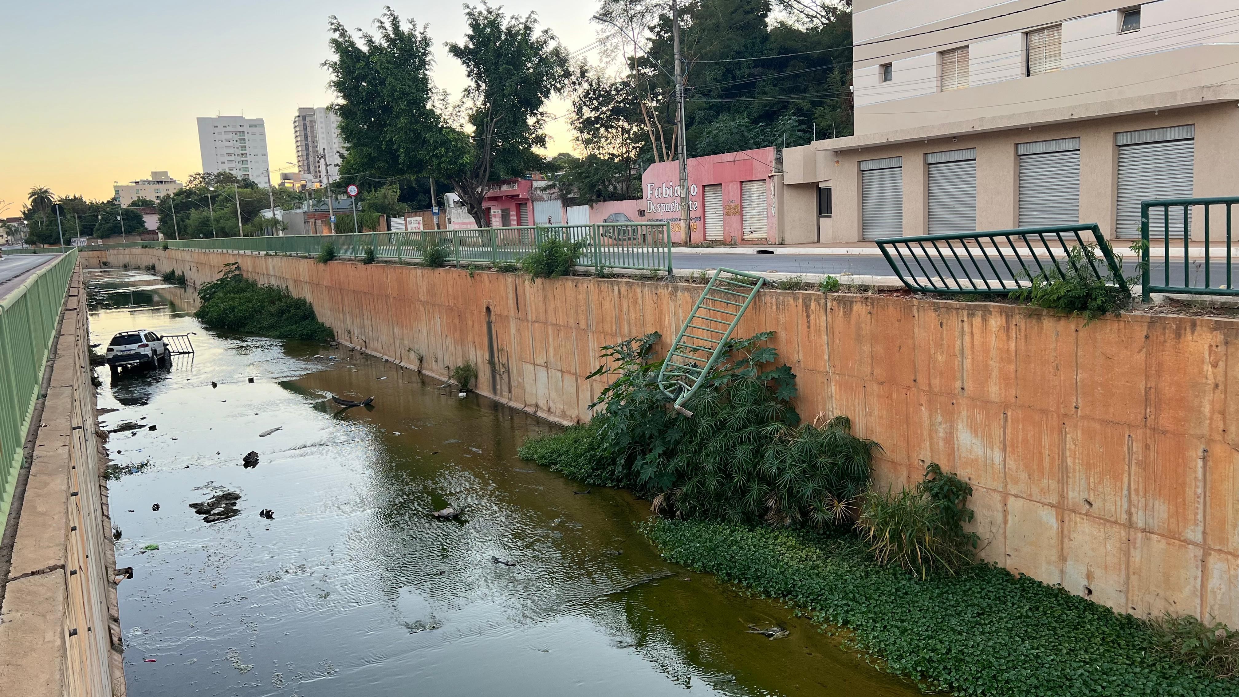 Carro cai em canal na avenida Vicente Guimarães, em Montes Claros