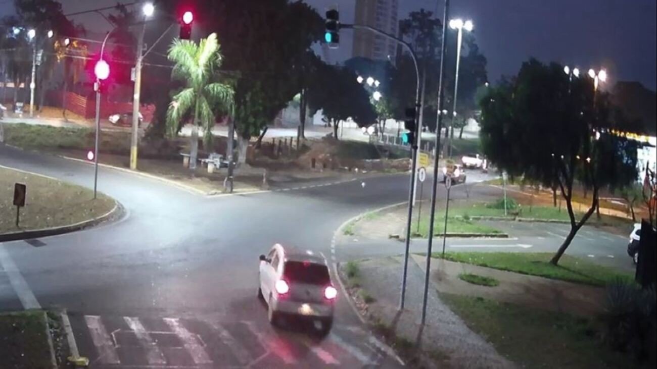 Multas por avançar sinal vermelho crescem 125,3% em Araras; infração é gravíssima