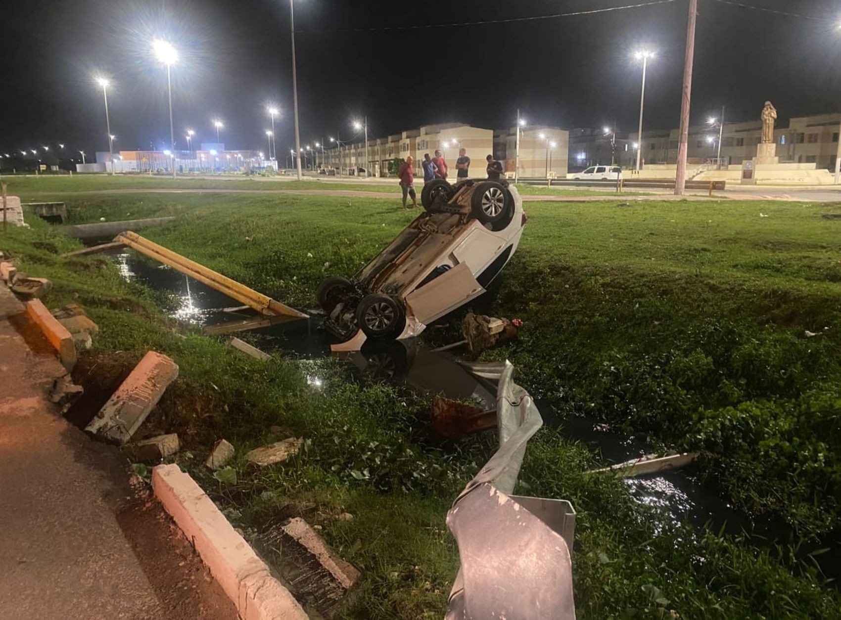 Carro com três pessoas cai em canal na Zona Sul de Aracaju 