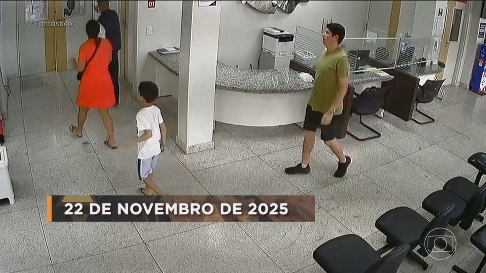 Caso Benício: imagens mostram menino chegando com os pais no hospital — Foto: Reprodução/TV Globo