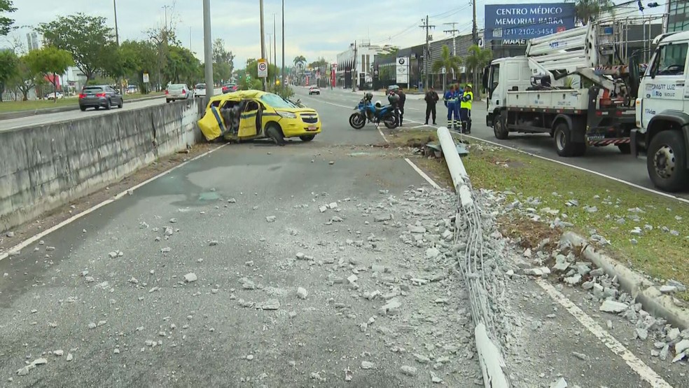 Motorista perde o controle, bate em poste e uma pessoa morre — Foto: Anne Poly/TV Globo