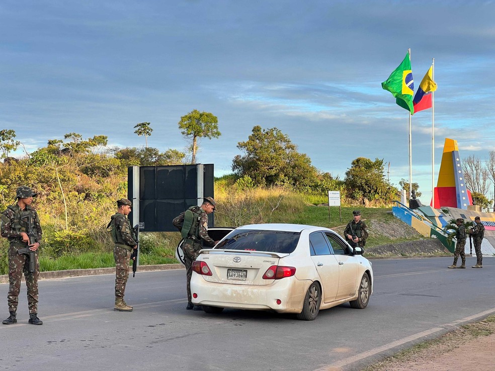 Vistoria aos veículos que cruzam a fronteira foi reforçada — Foto: Caíque Rodrigues
