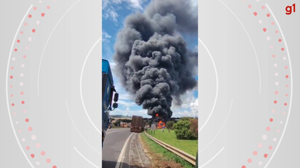 Caminhão pega fogo e fumaça toma conta de rodovia do Paraná — Foto: Cedida por Helton Balmant