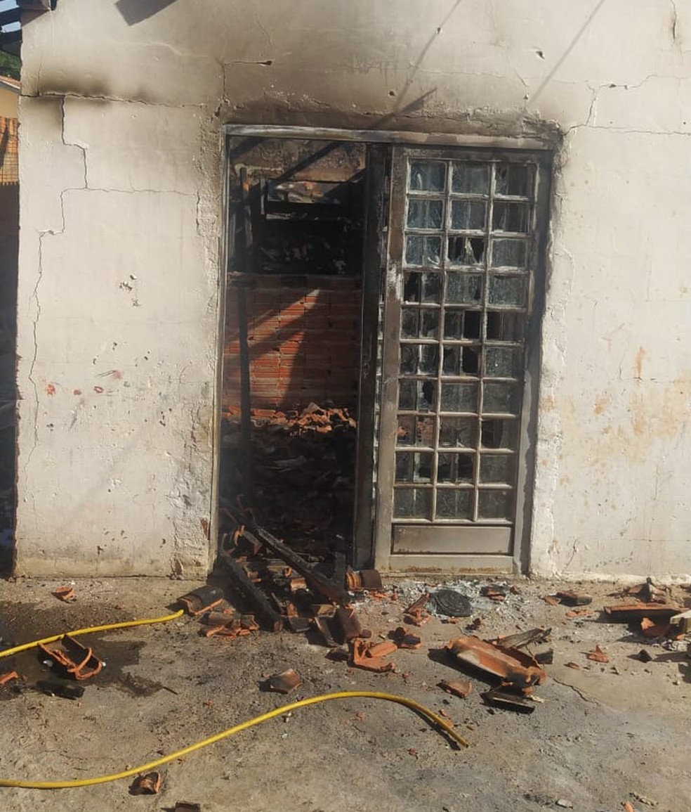 Incêndio atinge residência no Parque das Palmeiras, em Lucélia (SP) — Foto: Polícia Militar