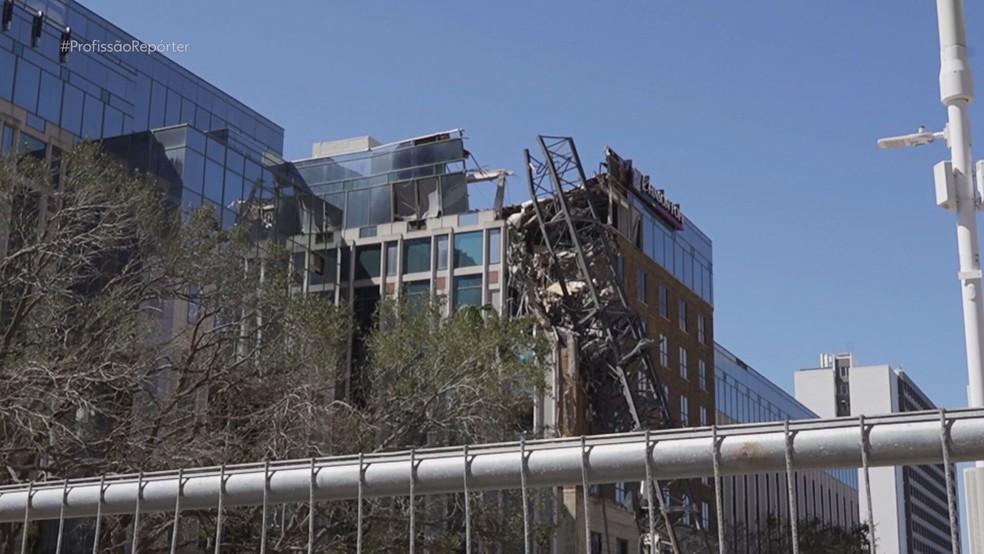 Prédio atingido por guindaste após furacão na Flórida — Foto: Reprodução/TV Globo