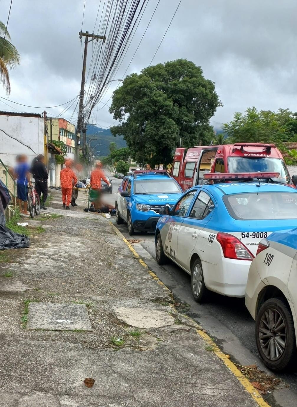 Moto bate em viatura da PM estacionada em Itatiaia; duas pessoas ficam feridas