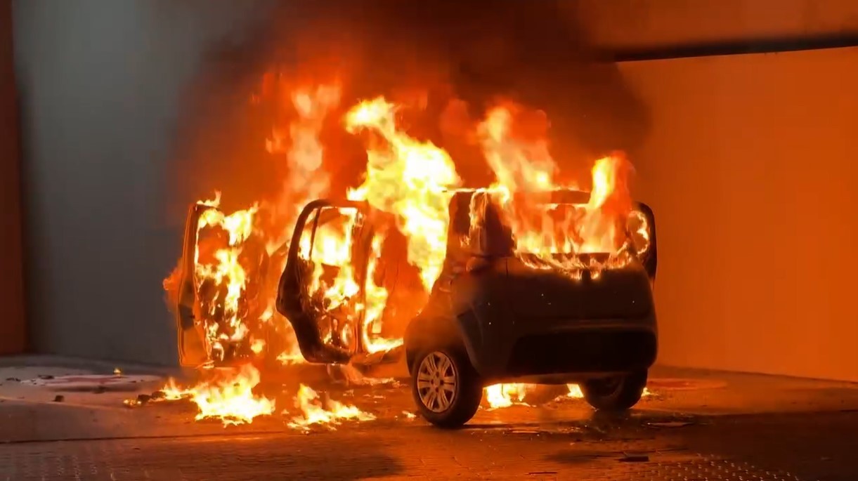 Carro pega fogo em estacionamento de farmácia em Praia Grande, SP 