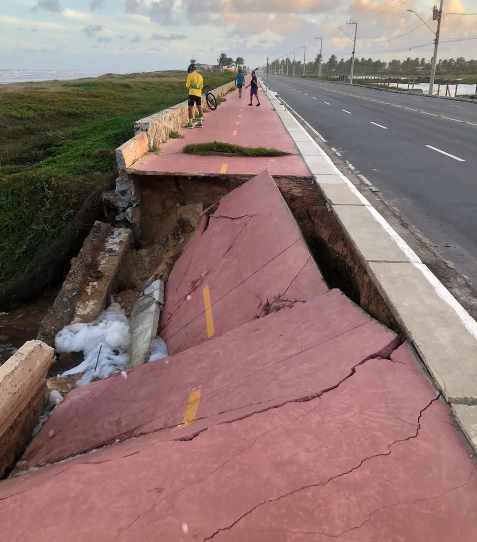 Água rompe tubulação e destrói parte da ciclovia da Orla Sul em Aracaju — Foto: Defesa Civil