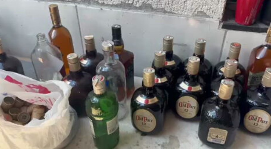 Irmãos são presos após polícia encontrar fábrica clandestina de bebidas em BH