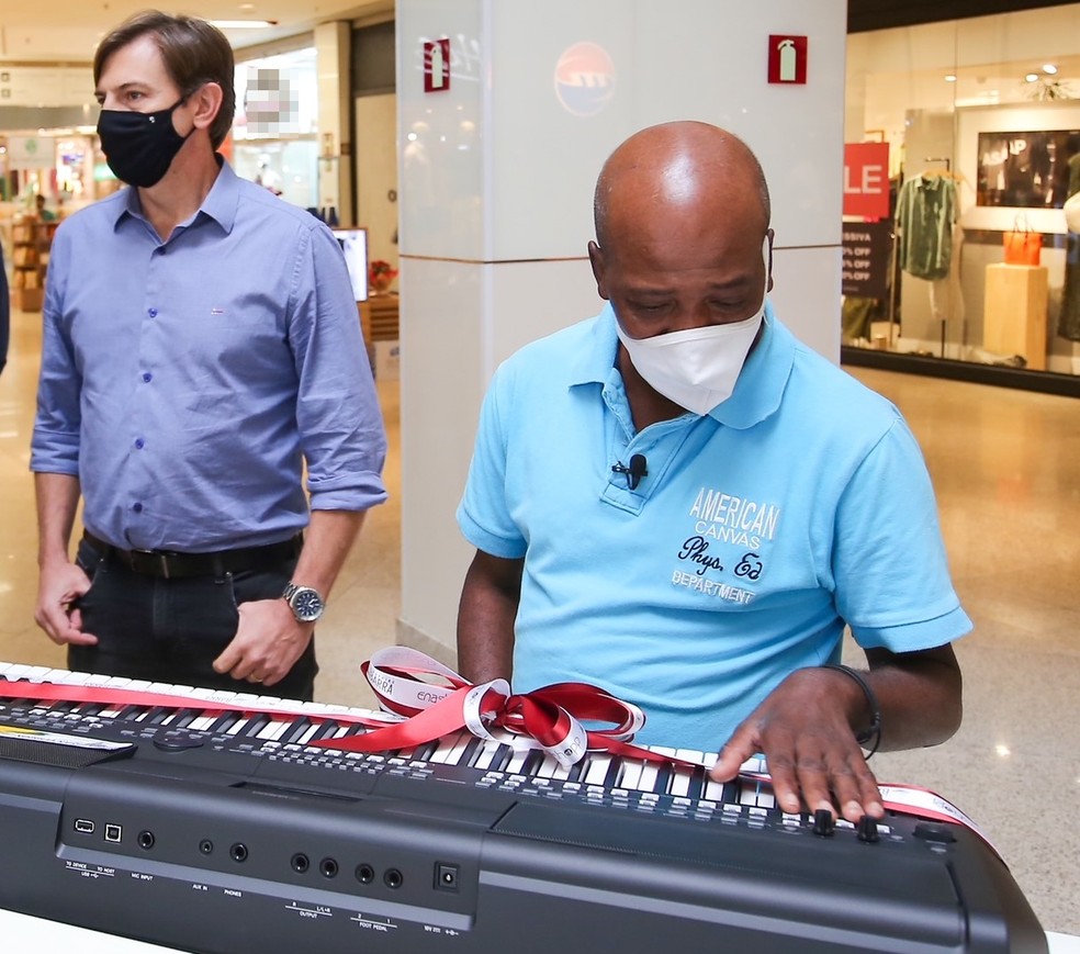 Pianista 'misterioso' que viralizou após tocar em shopping é