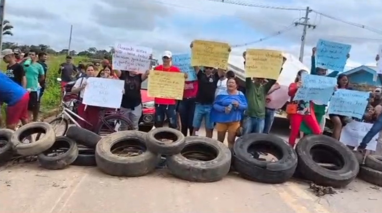 Com cartazes pedindo justiça por morte de adolescente, moradores fecham BR-364 por melhorias em hospital do interior do AC
