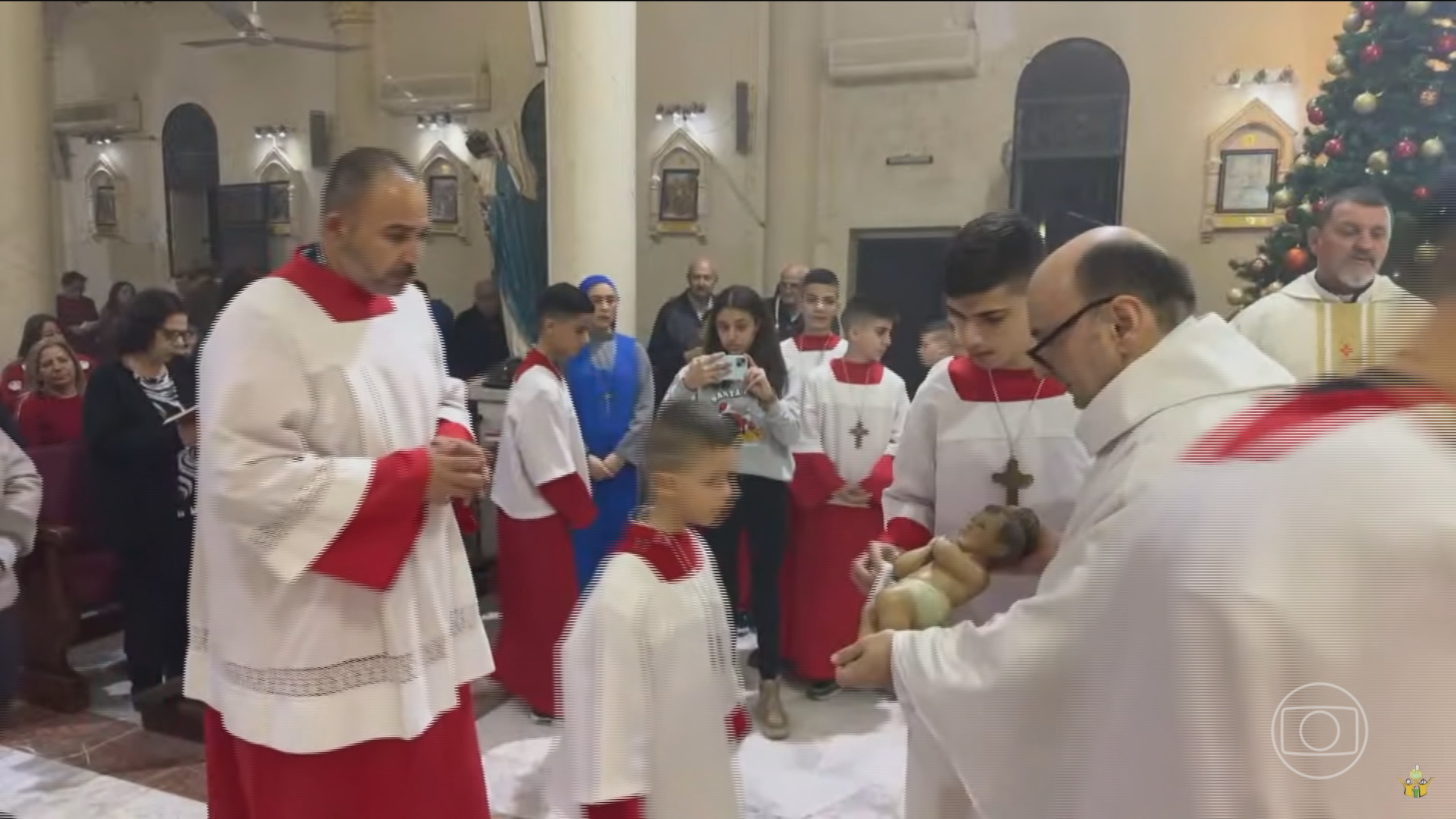 Na Faixa de Gaza, fiéis participam da Missa do Galo em igreja católica que resiste em meio à guerra contra o Hamas