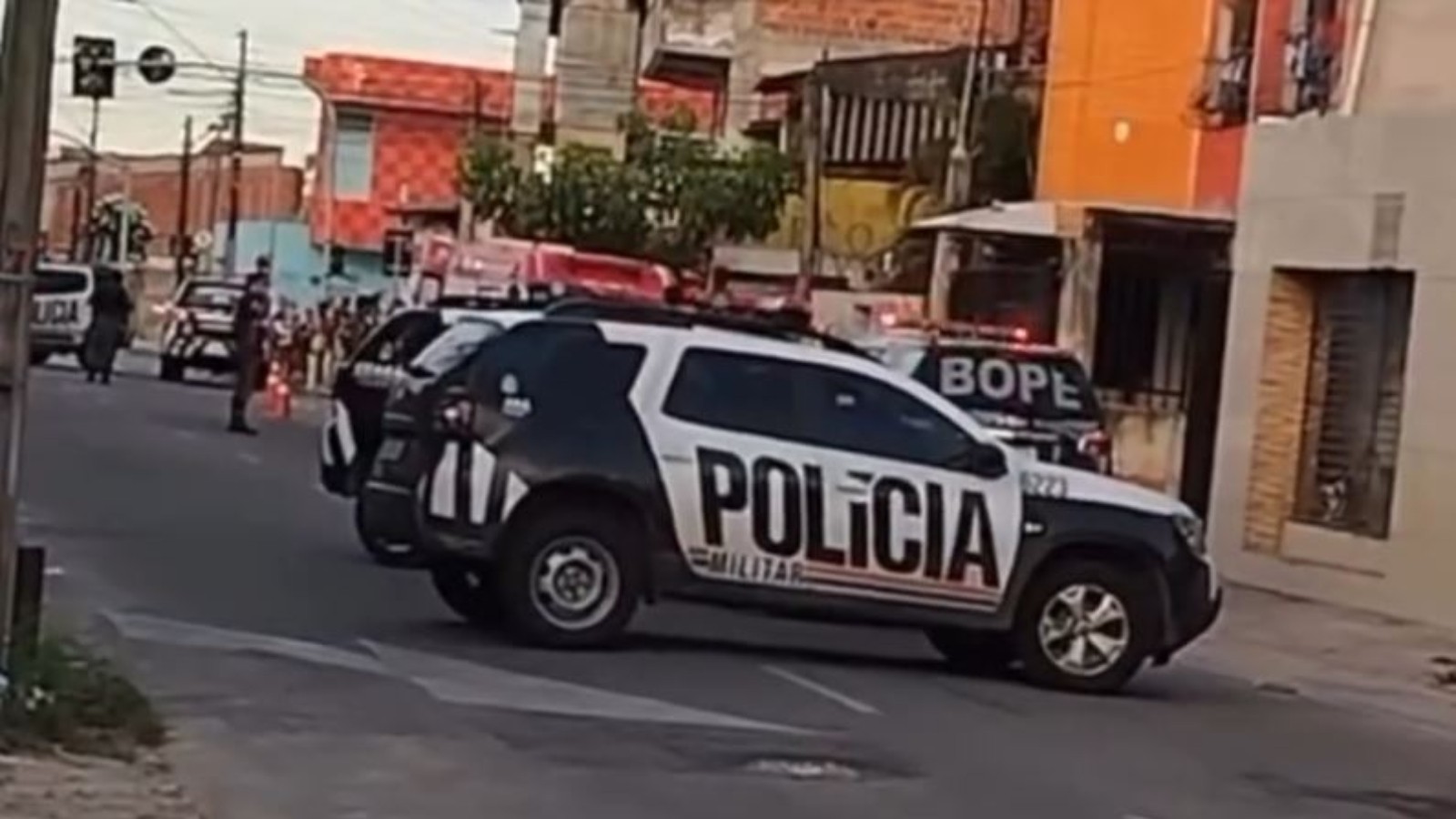 Mulher e idosa mantidas reféns por familiar armado com faca são resgatadas pela polícia em Fortaleza