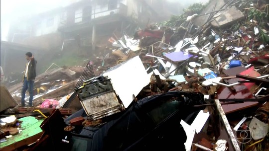 Chuva deixa 12 mortos no Rio de Janeiro e no Espírito Santo, com enchentes e deslizamentos - Programa: Jornal Nacional 