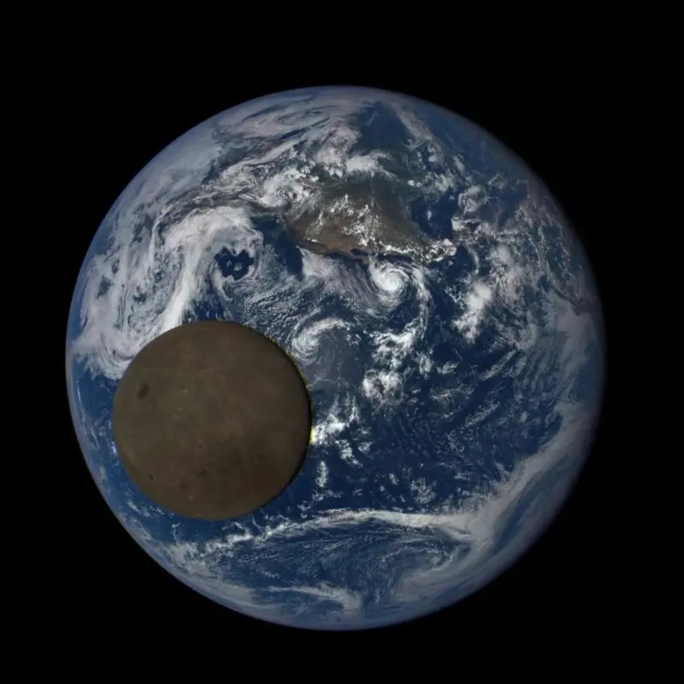 O trânsito da Lua em frente ao globo totalmente iluminado da Terra, capturado pela Epic — Foto: Nasa Epic