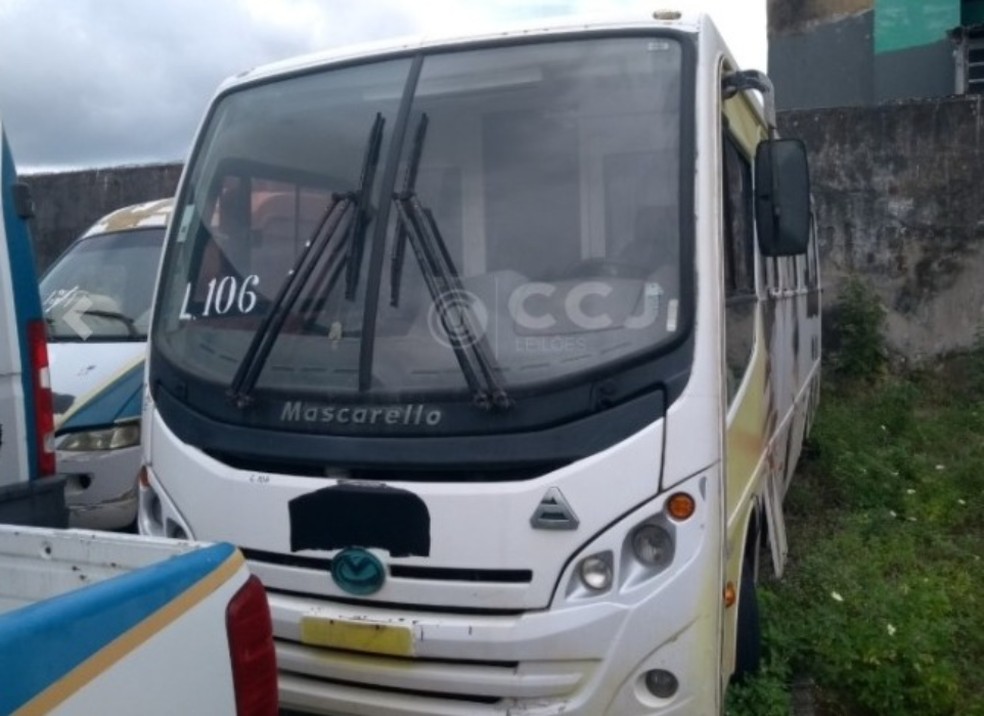 Micro-ônibus leiloado pelo governo da Bahia — Foto: CCJ Leilões