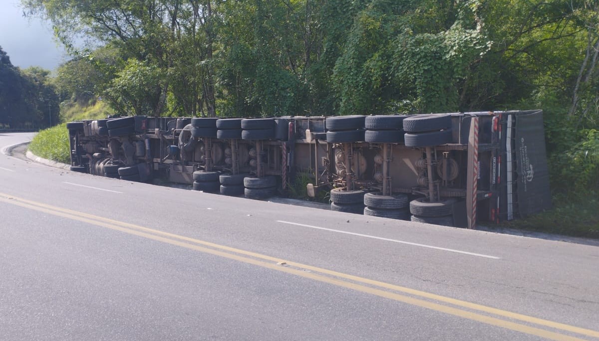 VÍDEO: carreta carregada com granito tomba na BR-316, em Atalaia