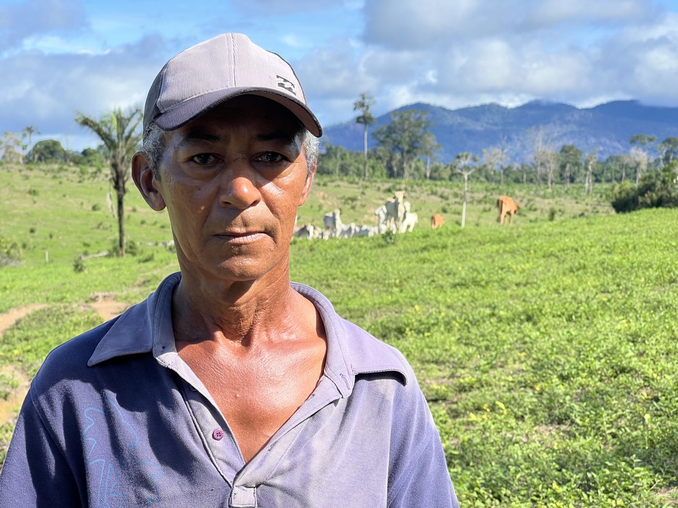 Domingos Pereira da Silva, 57 anos, viu o número de cabeças de gado reduzir drasticamente após a infestação de lagartas em sua fazenda em Roraima — Foto: Caíque Rodrigues/g1 RR