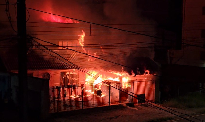 Carro pega fogo em garagem e chamas destroem casa em Curitiba; VÍDEO