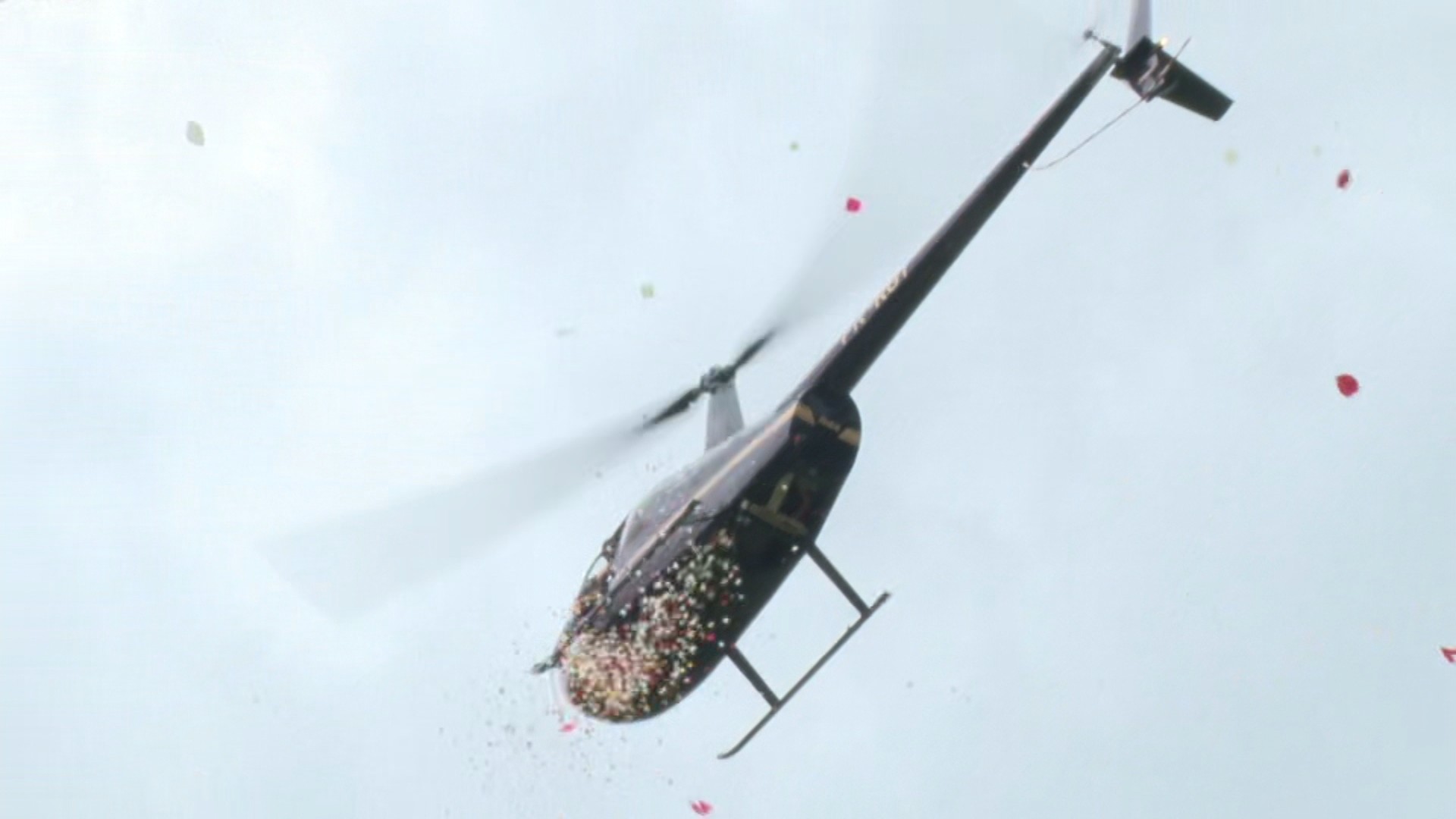 Despedida a pilotos mortos em acidente no Rio tem 'cortejo' de helicópteros e chuva de pétalas