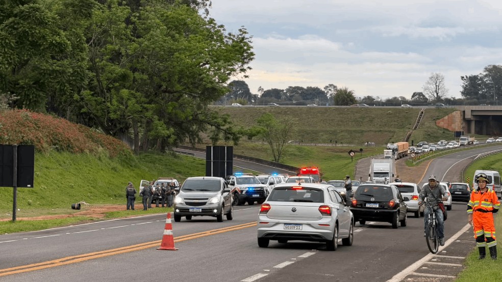 3 de 3
Suspeitos morrem em confronto com a PM na SP-300 em Botucatu ap&oacute;s assalto a com&eacute;rcio em Bauru &mdash; Foto: TV TEM/Reprodu&ccedil;&atilde;o