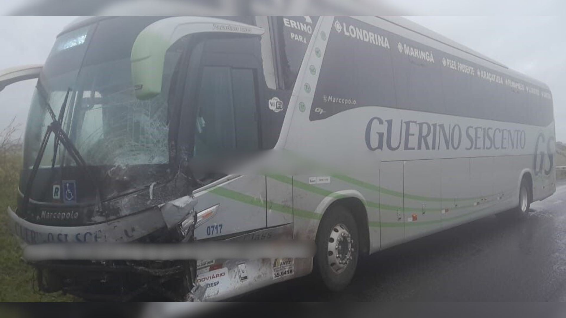 Motorista e passageiro morrem após carro invadir contramão e bater em ônibus no interior de SP