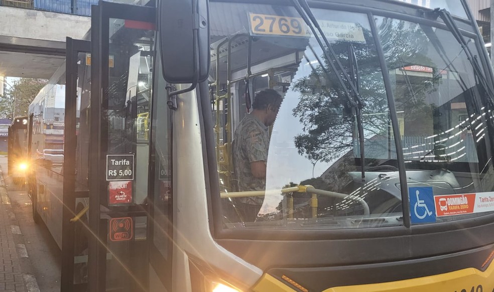 Ônibus já traz o novo valor da tarifa (R$ 5) na porta — Foto: Hermínio Bernardo/TV Globo