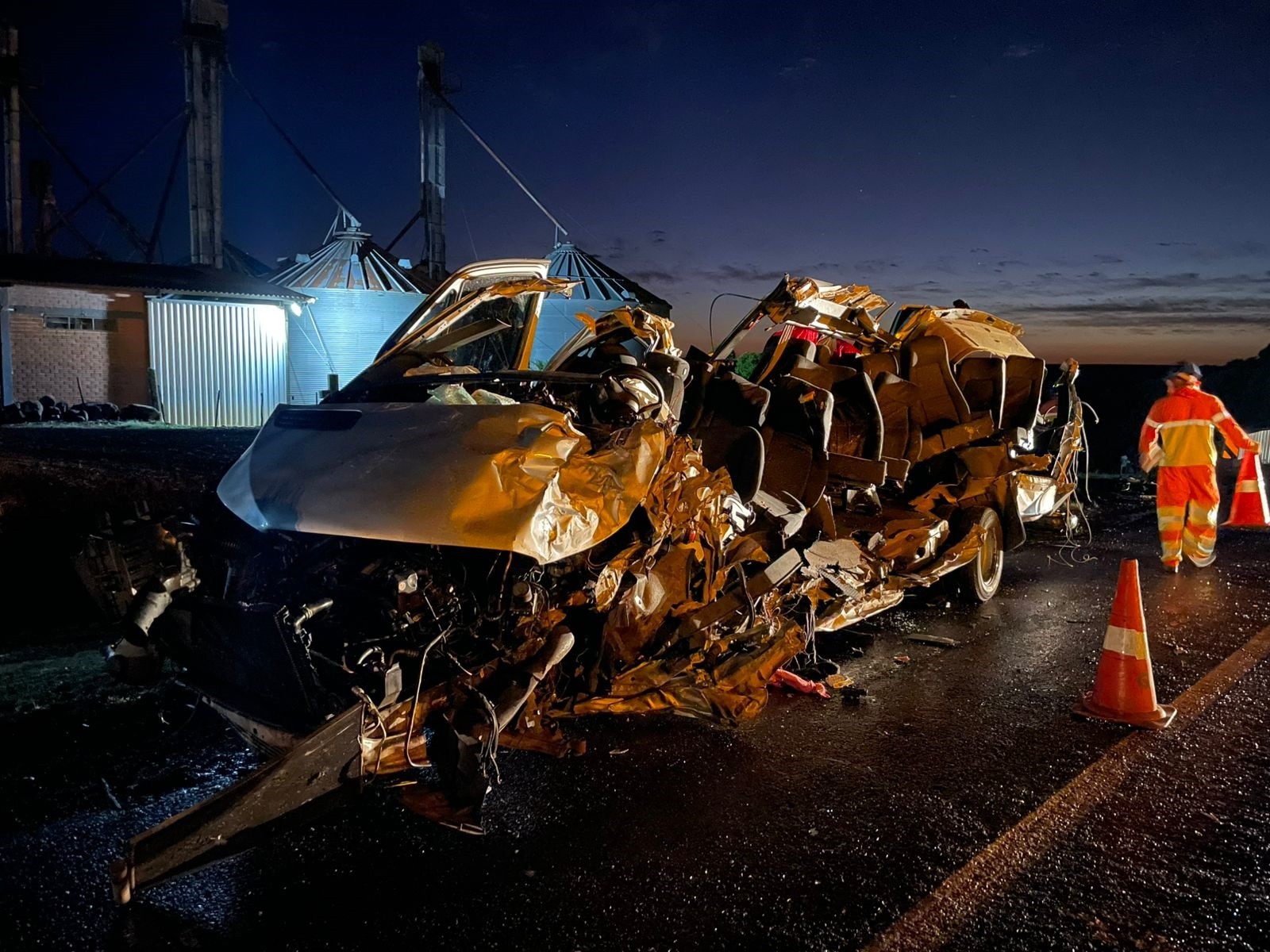 Cinco pessoas morrem após colisão entre caminhão e micro-ônibus na BR-386, em Carazinho