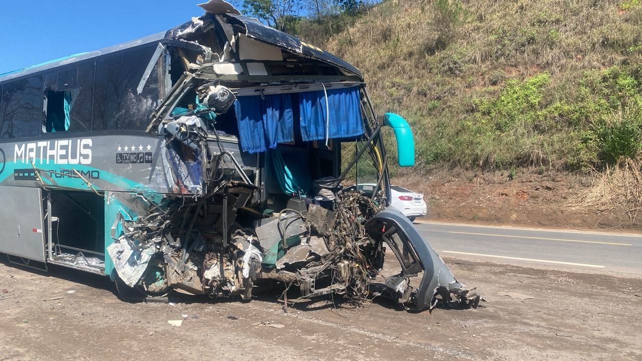 Ônibus envolvido em acidente com morte na BR-381 fazia transporte clandestino, segundo o DER